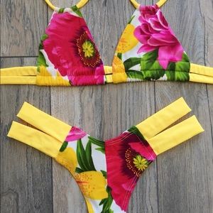 Yellow hibiscus 🌺 bikini!!